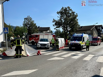 Einsatz 15 - 2023: t2,r2 Röthis L71 Viktorsbergerstraße # Zehenterstraße - V.U. Mit verletzter Person, PKW von LKW angefahren.